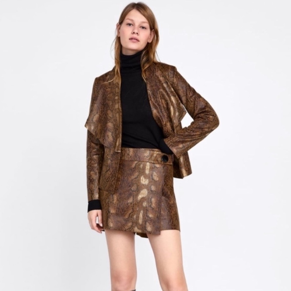 SNAKE PRINT ASYMMETRICAL SKORT